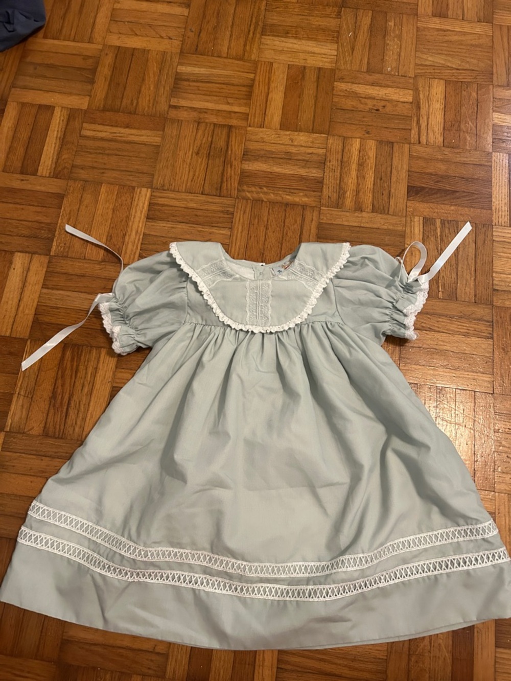 Classic Light green Girls' Smocked Dress with Lace Trim
